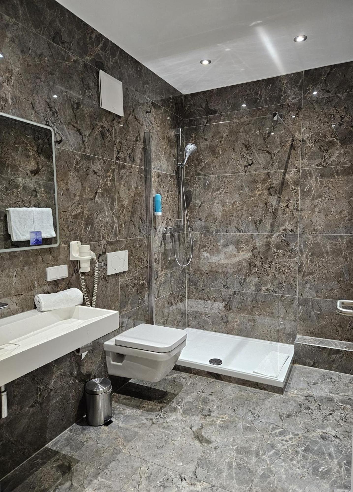 לודוויגסהאפן אם ריין Rheincity Hotel & Boardinghouse מראה חיצוני תמונה